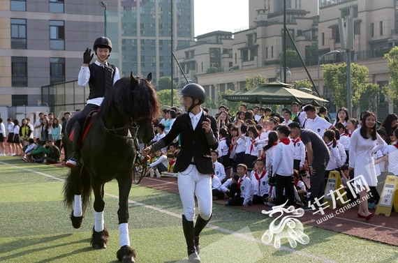 辣眼睛!重庆德普外国语学校成立马术俱乐部 超萌"小骑士"闪亮登场