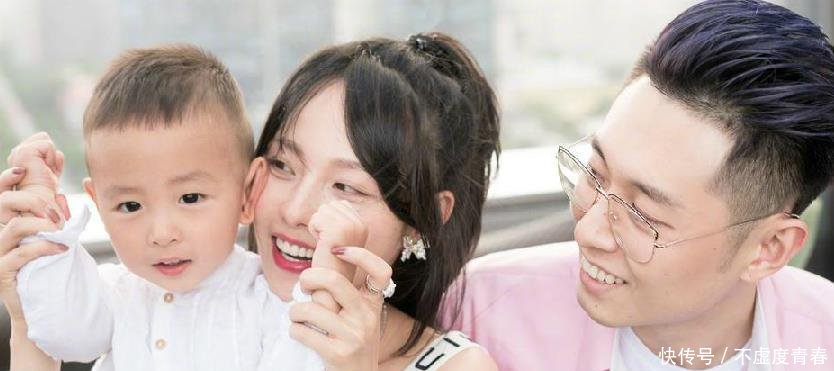 张嘉倪晒一家四口全家福,人都到位了