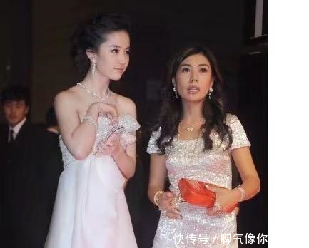 刘亦菲参加活动裙子不慎滑落,机智的趁人不注