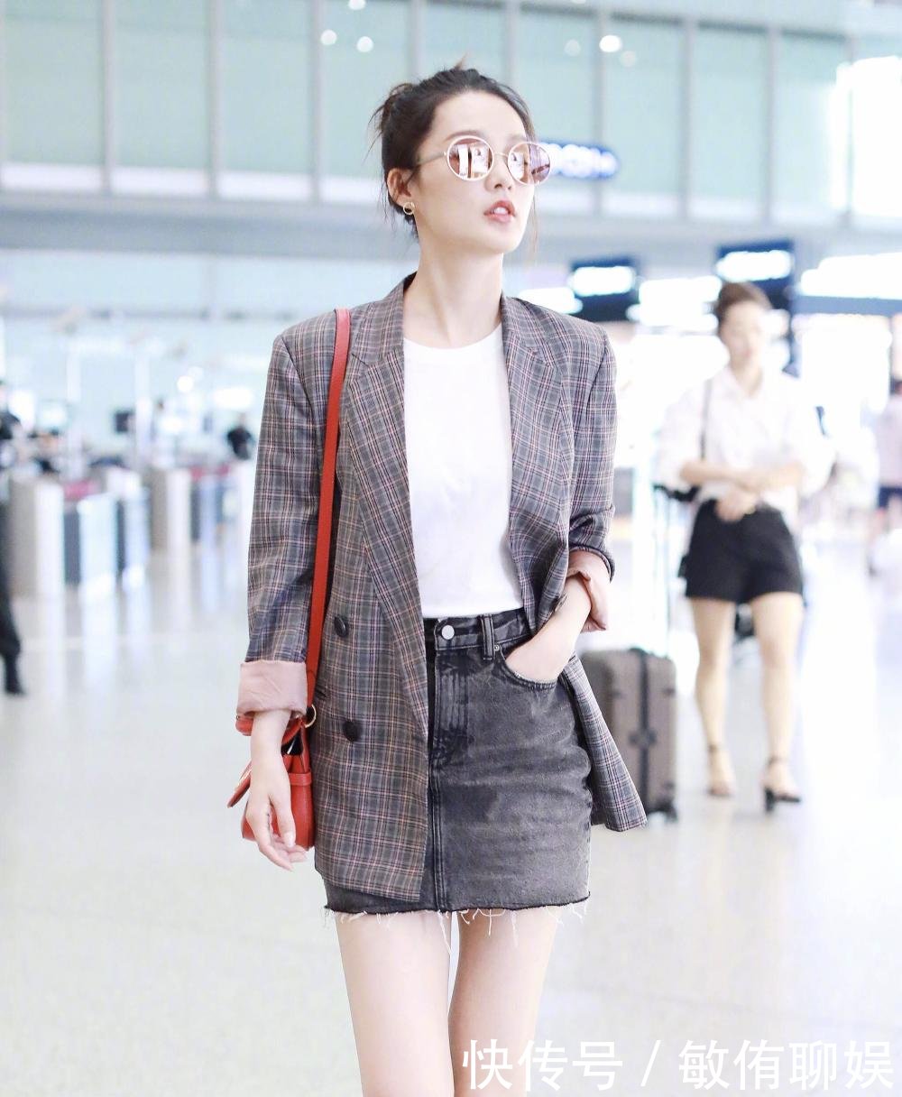 李沁条纹西装现身机场, 身着超短裙大秀美腿, 网