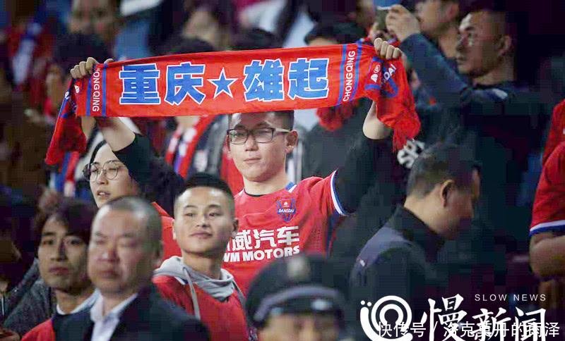 本周三和周日,2018赛季中超联赛将一周双赛、上演大结局,从目前的积分榜来看,从排名第9位的天津权健开始,天津权健、大连一方、广州富力、长春亚泰、河南建业、重庆斯威和天津泰达都有可能成为第二支降级的中超球队。 为了能够完成保级,天津泰达、天津权健等队伍都八仙过海、各显神通,重庆斯威作为两支形势最险的中超球队之一(另一支是天津泰达),也宣布将在最后一个客场免费提供1000张球票给到贵阳助威的球迷。