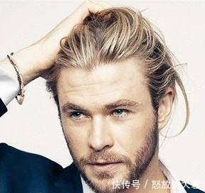 复联4发布会,190cm雷神坐小板凳,穿黑色西装