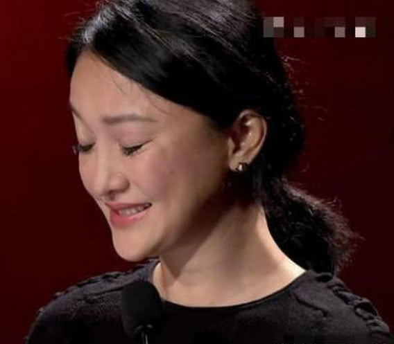 43岁周迅现身满脸是坑,笑起来嘴巴僵硬,整容后