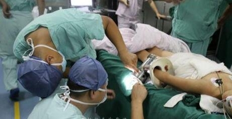 温州七岁女童左手卷入绞肉机 五指被绞碎