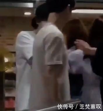 女粉冲上前激动抓手!EXO伯贤吓到愣住,照片曝光歌迷全怒了 万博体育官网维护
