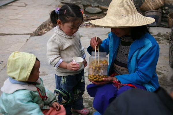 农村孩子吃百家饭的习俗,上一百户求来的食物