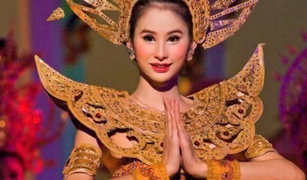 导游再三提醒:不要随便跟泰国美女合影,男子不听,随后就后悔了