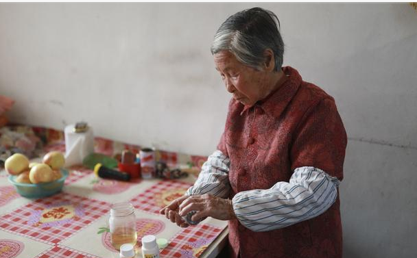 过年婆婆烧满桌子菜，我一口都没吃，老公扇我巴掌，我委屈得哭了