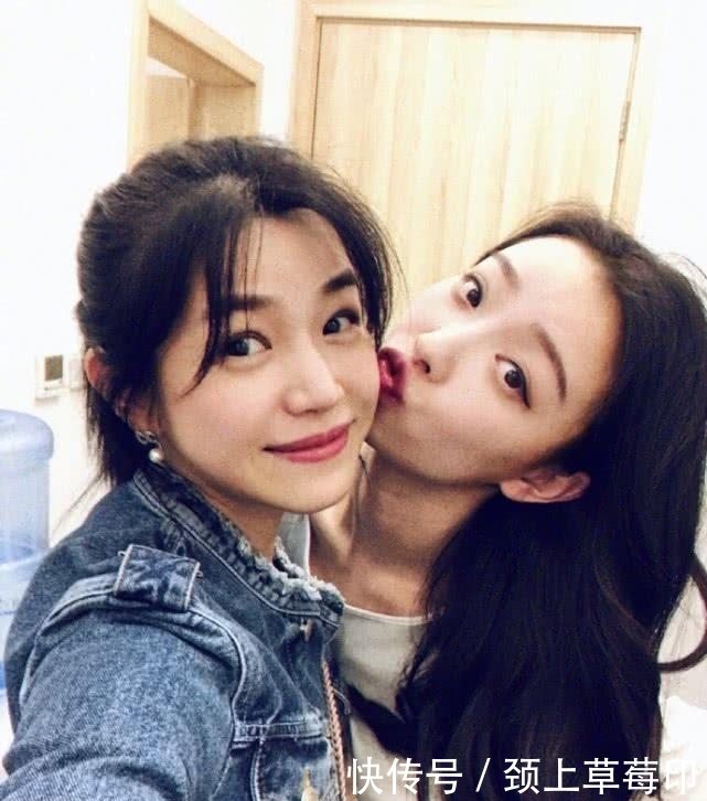 小面馆偶遇倪妮,吃炸串、喝一元一瓶的饮料,素颜玩手机超接地气 葡京真人网上开户