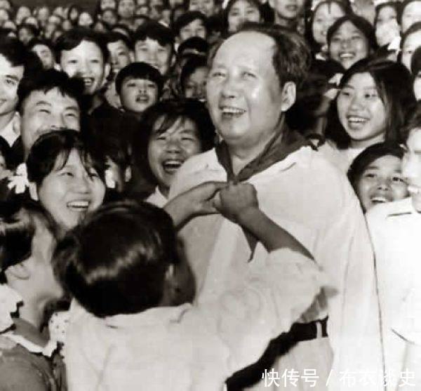 1959年毛主席回韶山祭祖的珍贵照片，第三张看哭随行人员！