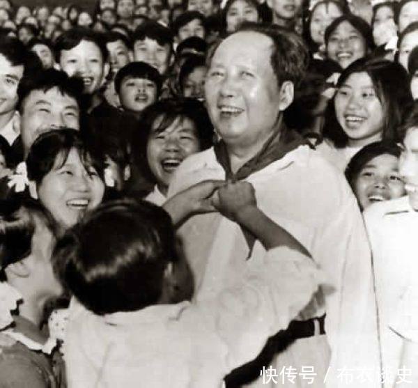1959年毛主席回韶山祭祖的珍贵照片,第三张看哭随行人员!