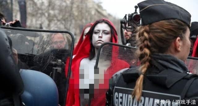 赤裸上身的自由女神现身法国街头 黄背心抗议