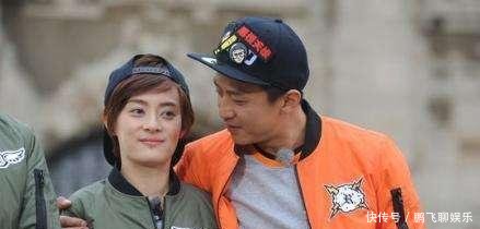 孙俪邓超机场被粉丝群挤散, 她下意识回头找, 他