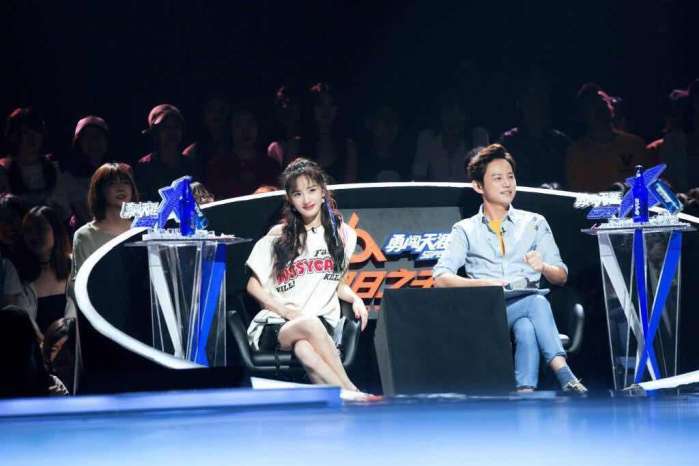 杨幂在节目中的蛇形坐姿吸引观众的眼球, 网