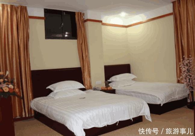 想在黄山顶峰上睡一晚, 你知道要花费多少钱吗?