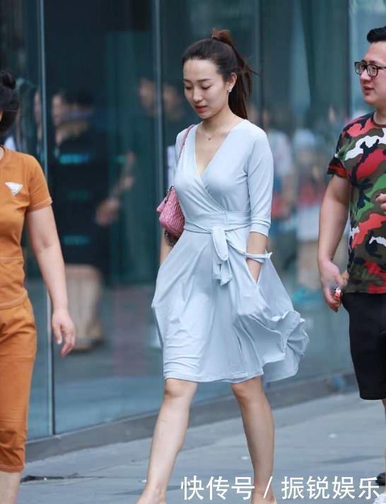 杭州街拍紧身上衣加牛仔长裤,尽显纤细身材,修