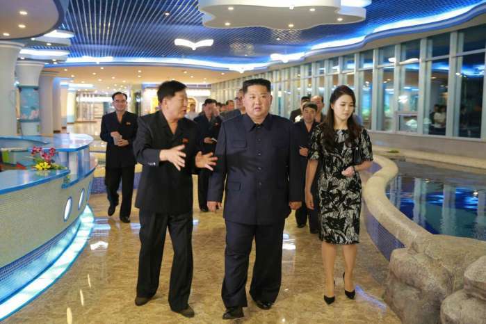 金正恩特金会前巡海鲜餐馆 亲赐名“平壤大同江水产品餐馆”