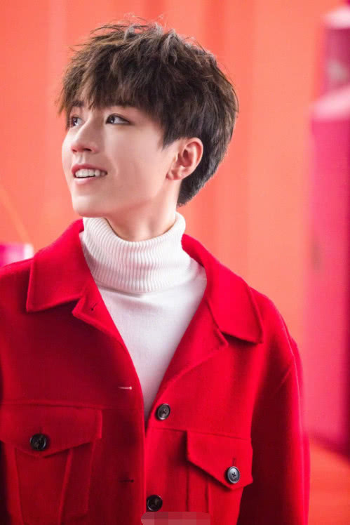 王俊凯白色针织毛衣穿搭帅气,只不过搭了一件