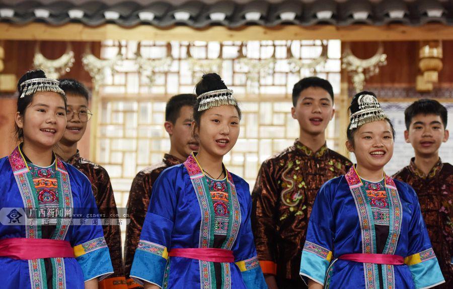 5月23日,学生们在三江侗族自治县三江中学侗族大歌传承基地演唱侗歌.