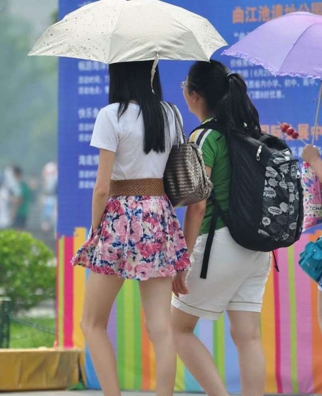 街拍美女:打着太阳伞逛街的短裙长腿美女 太阳城官网开户