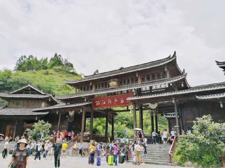 贵州黔东南的凯里西江千户苗寨,中国最大的苗