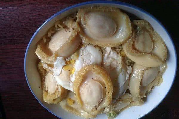 富二代发朋友圈,说穷得只能吃泡面,却被朋友大