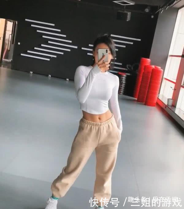 v自拍自拍的马甲照,展露美女线抢镜罩a美女图片