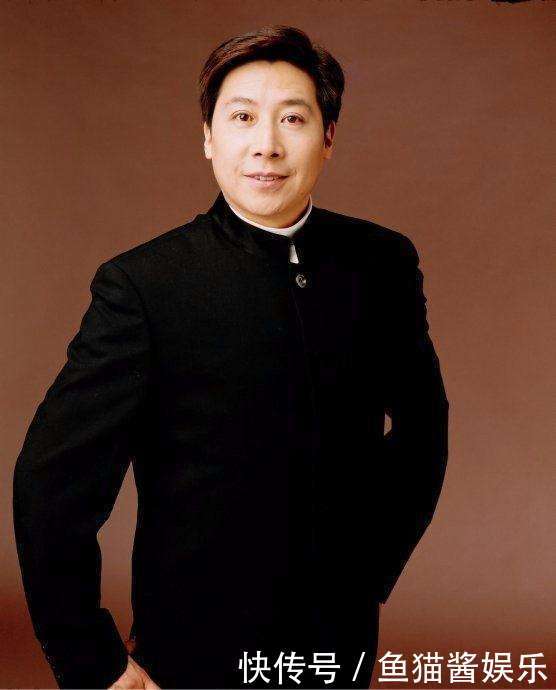 有酒窝的男歌唱家 t012c45fd3f85b52b81.jpg