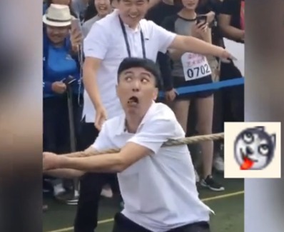 老师拔河搞怪表情走红 拔河如戏全靠演技:强壮对手分分钟笑趴!