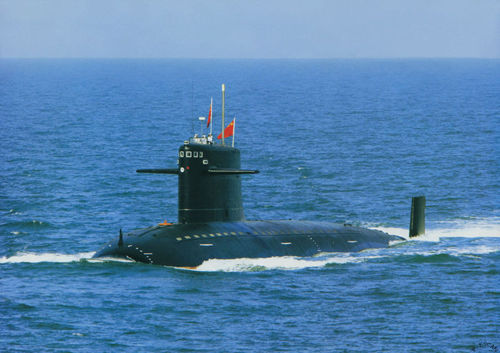 将这艘核潜艇命名为"长征一号(舷号401,正式编入海军战斗序列