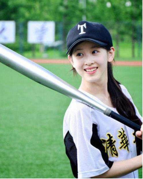 三次拒张艺谋,21岁嫁豪门,今24岁身价是赵薇1