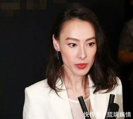 梁洛施晒中秋照片,墙上画像很温馨,近照一头短