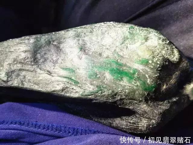 院子里丢弃黑色石头,擦出冰种飘帝王绿,改变了小伙子的命运! 澳门买球网站