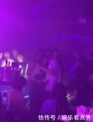 王思聪与三位动态街头约,晚上去表情享受一图喝酒洗澡酒吧很男人包美女图片