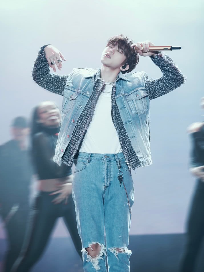 蔡徐坤这么不自信?穿的鞋子竟然垫了10厘米高