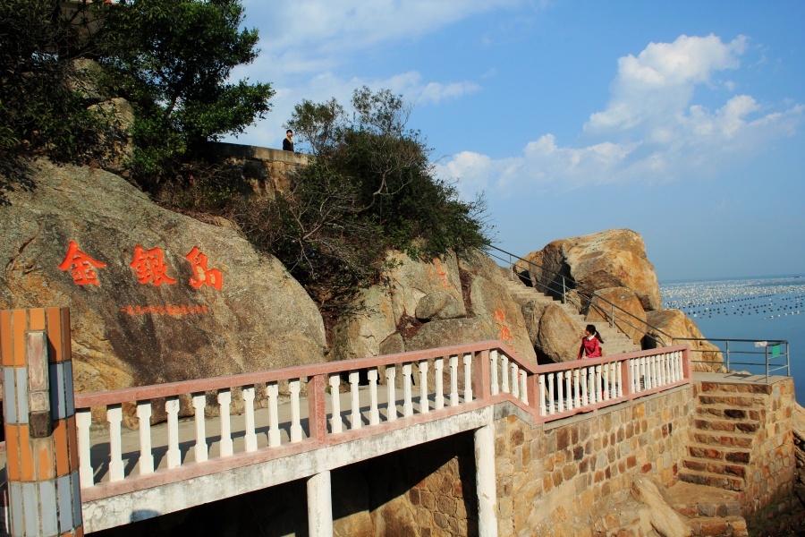 岛上海盗胡平之妹石像,传说负责金银岛守财,胡平逃离海岛时不知