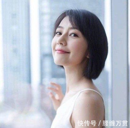 高圆圆晒短发照,绿色T恤搭配牛仔短裤回到17岁