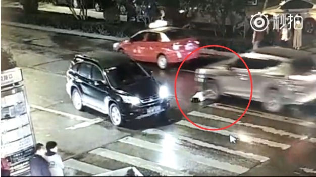 女子过马路被二次碾压致死现场视频曝光 路人冷眼旁观有责任吗