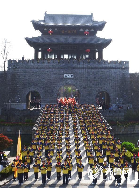 台儿庄数百名小学生清明节诵读战地家书 传承先烈精神