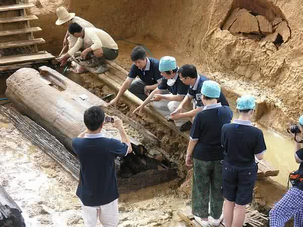 千年古墓发现22名少女赤身殉葬，打开棺盖后，让在场人员胆寒