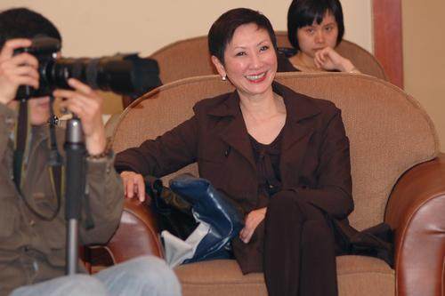 张国荣把她当亲姐姐，林青霞被她一手捧红，63岁惨遭徐克抛弃，现在过得让你羡慕！