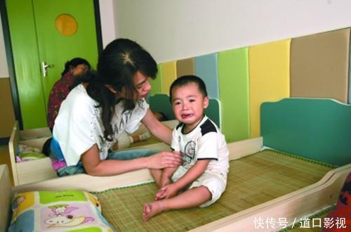 男孩上幼儿园嗑掉牙,家长打老师耳光,孩子一句