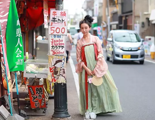 在日本一年四季穿汉服的中国女生,被日本人捧