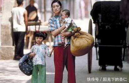 《活着》人是为活着本身而活着的,而不是为了