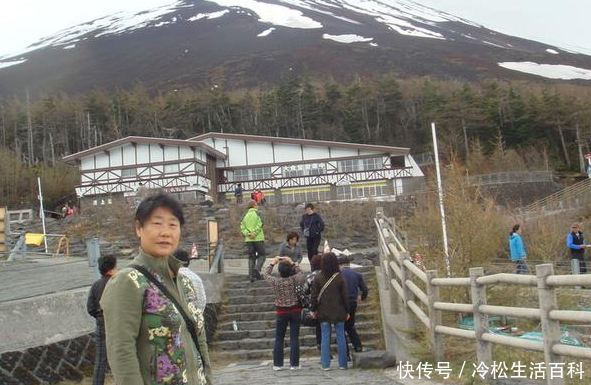 中国旅客去日本爬山,表示累并快乐着,网友:像