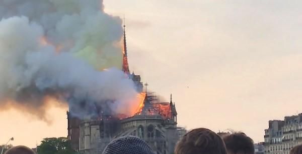 法国多地撤销巴黎圣母院捐款承诺,国内明星们