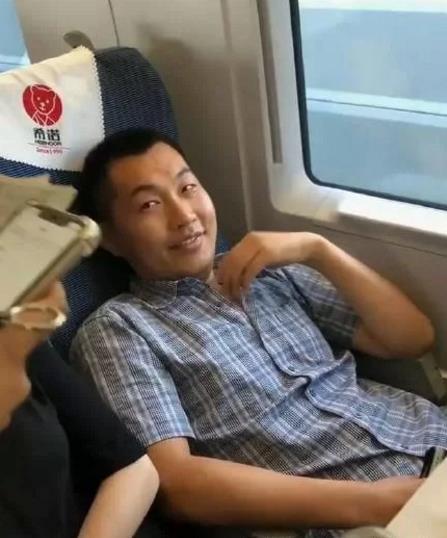 北京高铁现无赖男强占他人座位,网友表示:送你