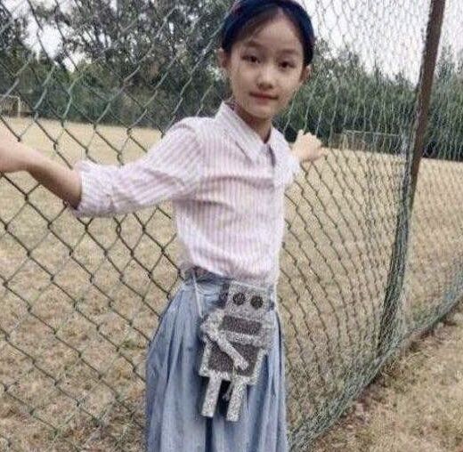 赵薇“女儿”近照曝光,小小年纪颜值逆天,网友:等你长大