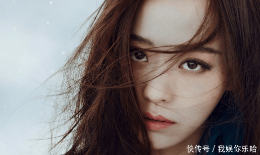 张靓颖剪短发,空气刘海清纯似少女,牵手陈秋莳