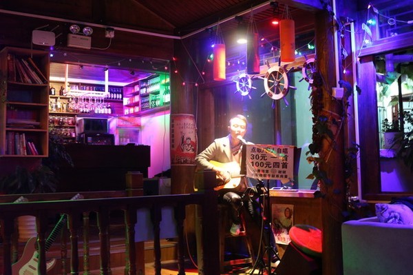 丽江只需要一个黄昏,看海棠花如何从身边飘落